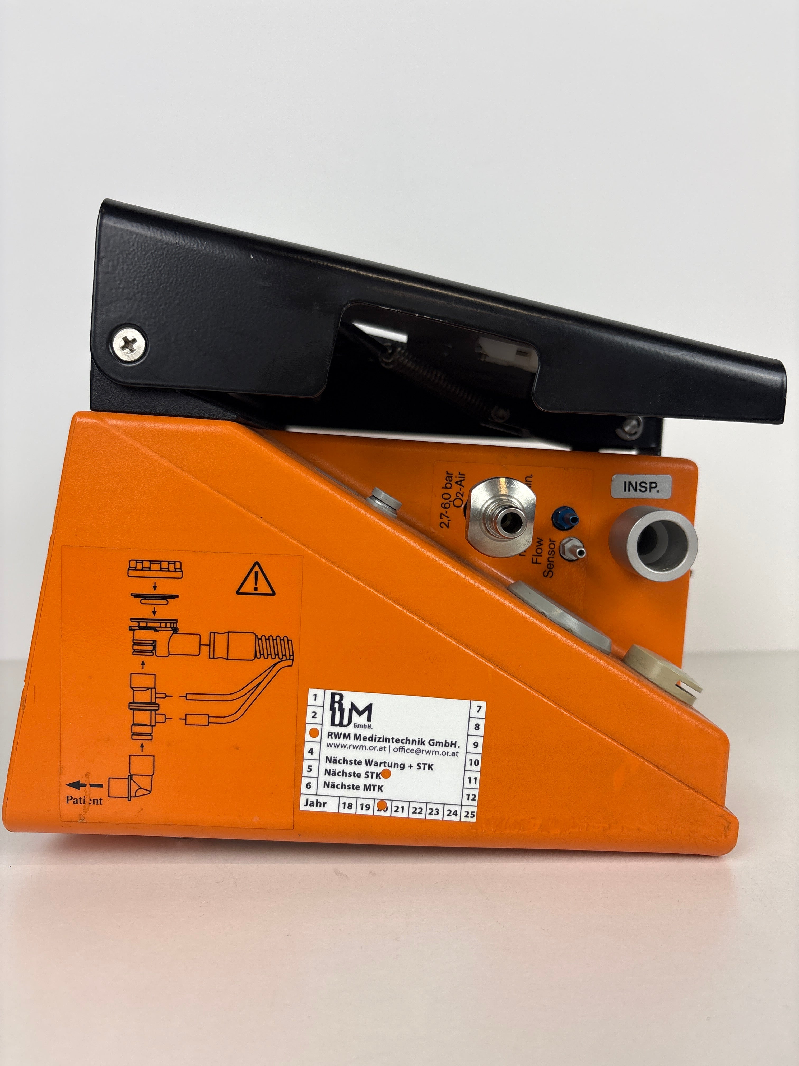 Dräger Oxylog 2000 mit Halterung – Notfallbeatmungsgerät RS-004